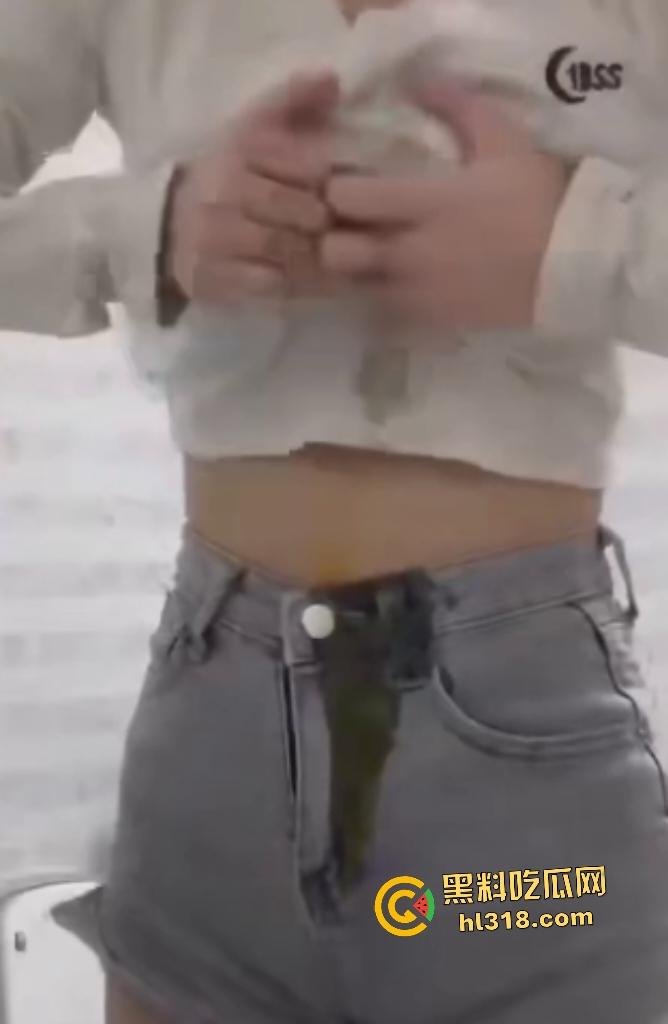 大奶女仗着自己奶子大用巨乳夹鸡蛋，夹扁的鸡蛋汁液直接从奶子里流出来，浪费粮食引发公愤！  第2张