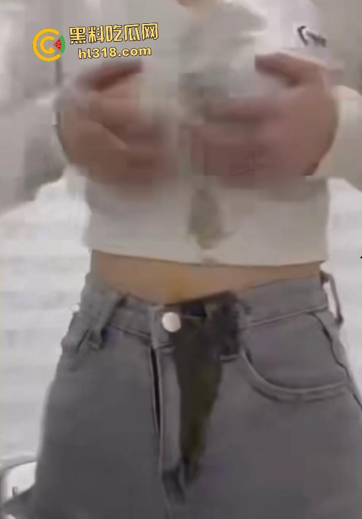 大奶女仗着自己奶子大用巨乳夹鸡蛋，夹扁的鸡蛋汁液直接从奶子里流出来，浪费粮食引发公愤！  第3张