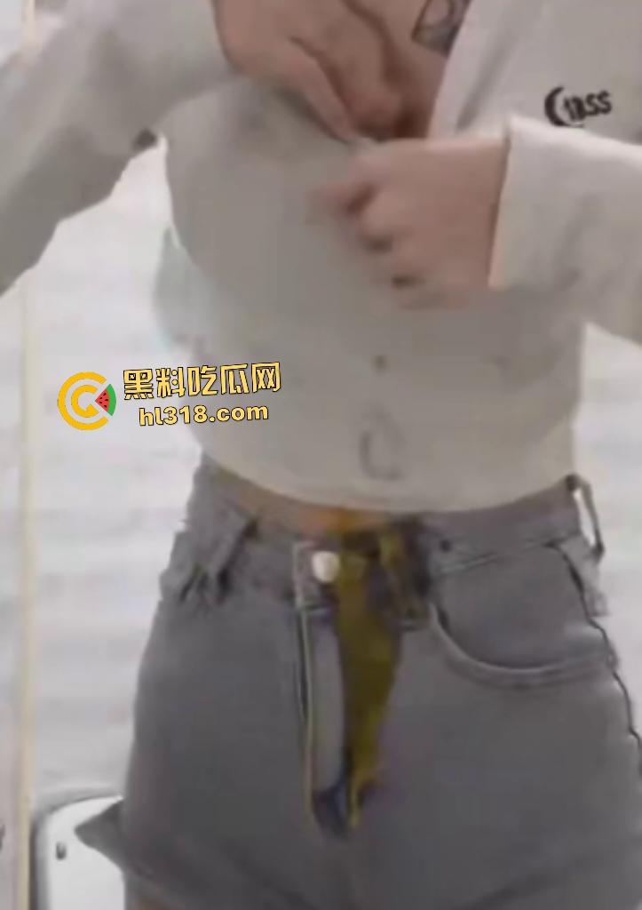 大奶女仗着自己奶子大用巨乳夹鸡蛋，夹扁的鸡蛋汁液直接从奶子里流出来，浪费粮食引发公愤！  第6张