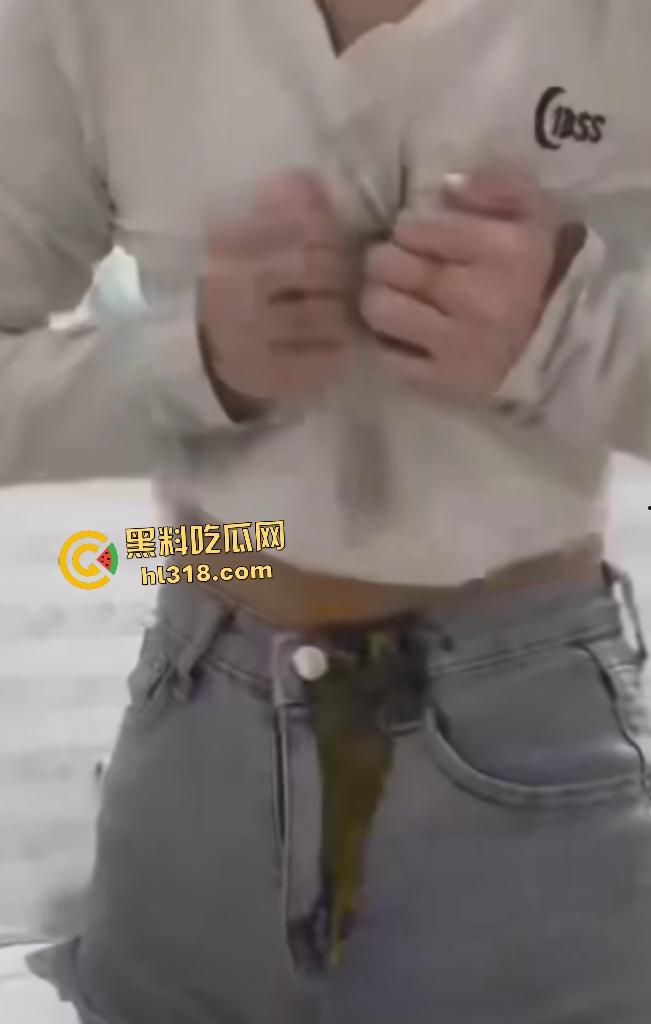 大奶女仗着自己奶子大用巨乳夹鸡蛋，夹扁的鸡蛋汁液直接从奶子里流出来，浪费粮食引发公愤！  第8张