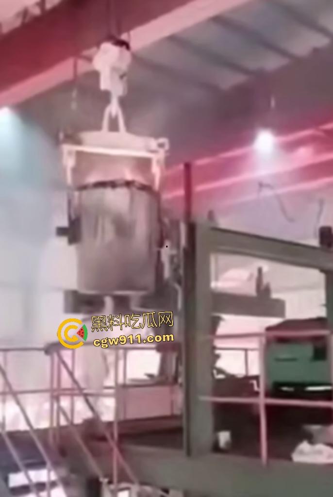 印尼钢厂几千度铁水不慎倾倒！二楼操作失误，数千度熔岩直接烫死工人，还能活下来就是祖坟积德！  第2张