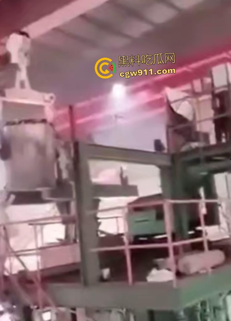 印尼钢厂几千度铁水不慎倾倒！二楼操作失误，数千度熔岩直接烫死工人，还能活下来就是祖坟积德！  第4张