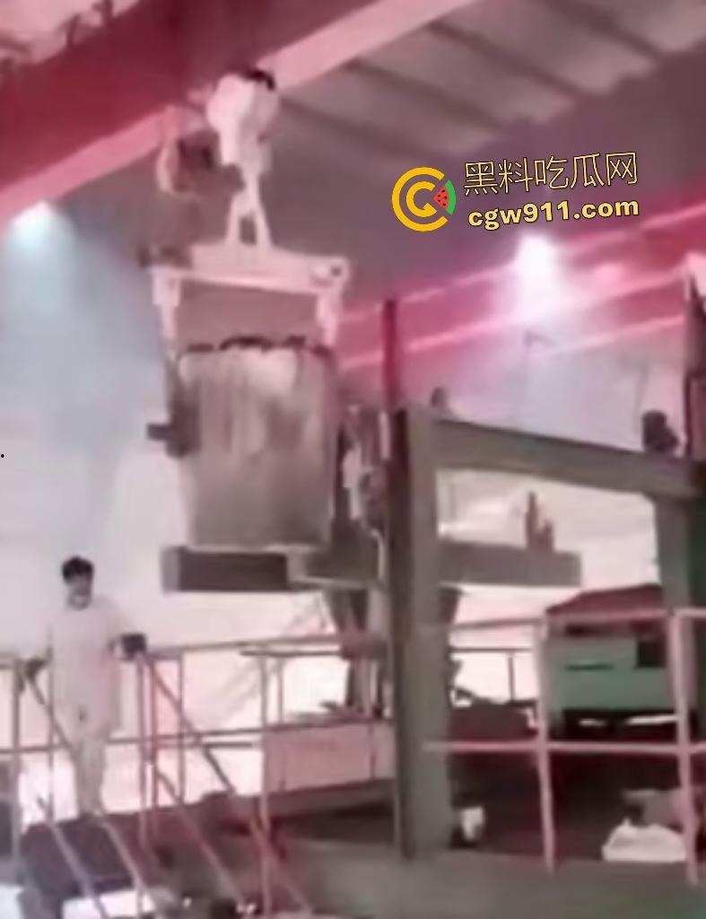 印尼钢厂几千度铁水不慎倾倒！二楼操作失误，数千度熔岩直接烫死工人，还能活下来就是祖坟积德！  第5张