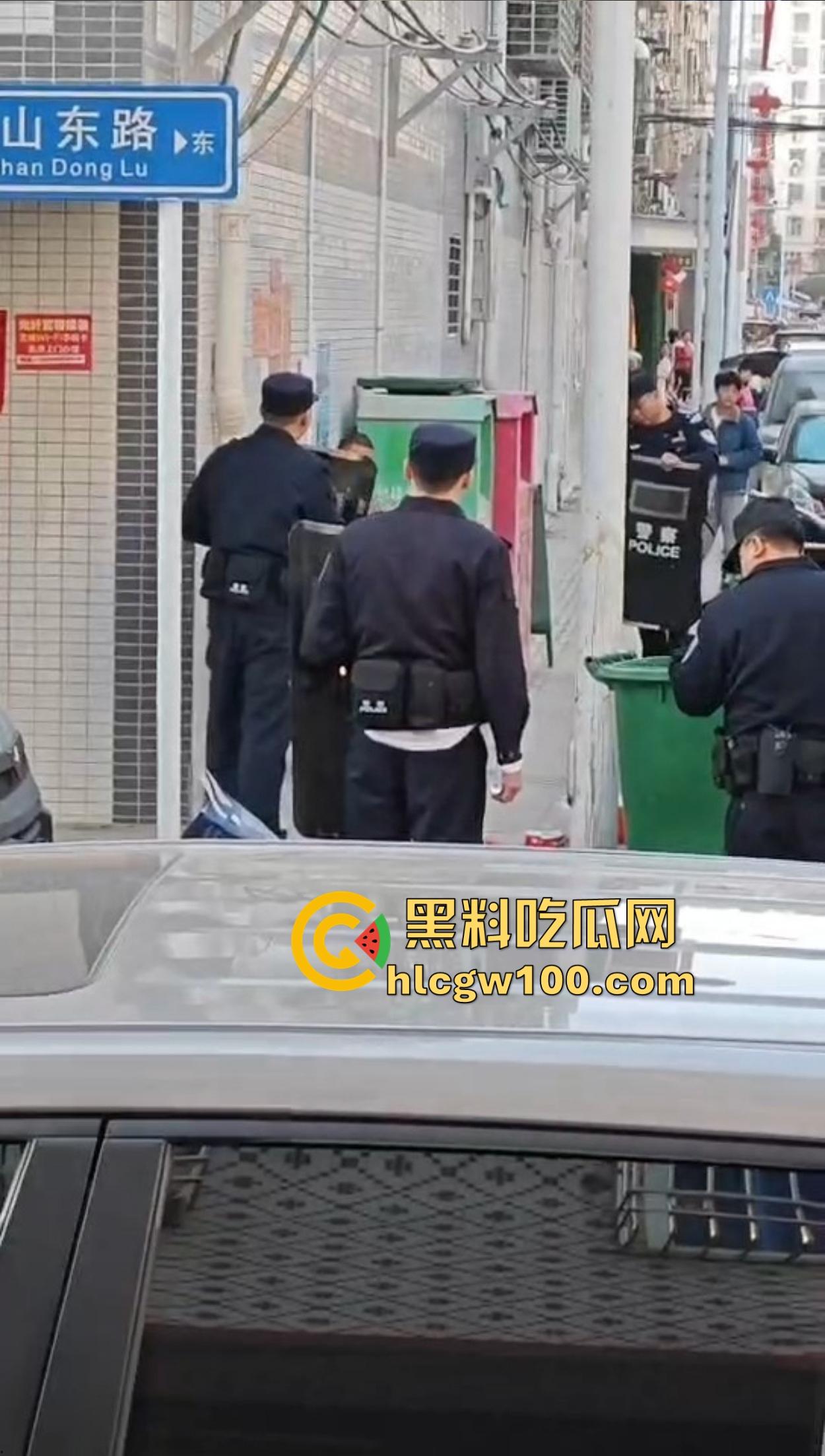 揭阳揭西持刀男子街头闹事，被警察堵墙角带走，快过年了非要进去蹭皇粮！  第8张