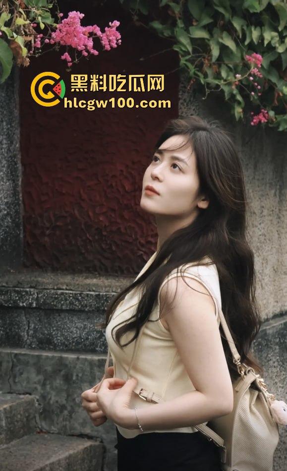 抖音擦边女神『小黄鱼』凭骚气出圈，直播思路清晰擦边到位，粉丝边掏钱包边咨询医美，钱包空了还得了！  第10张