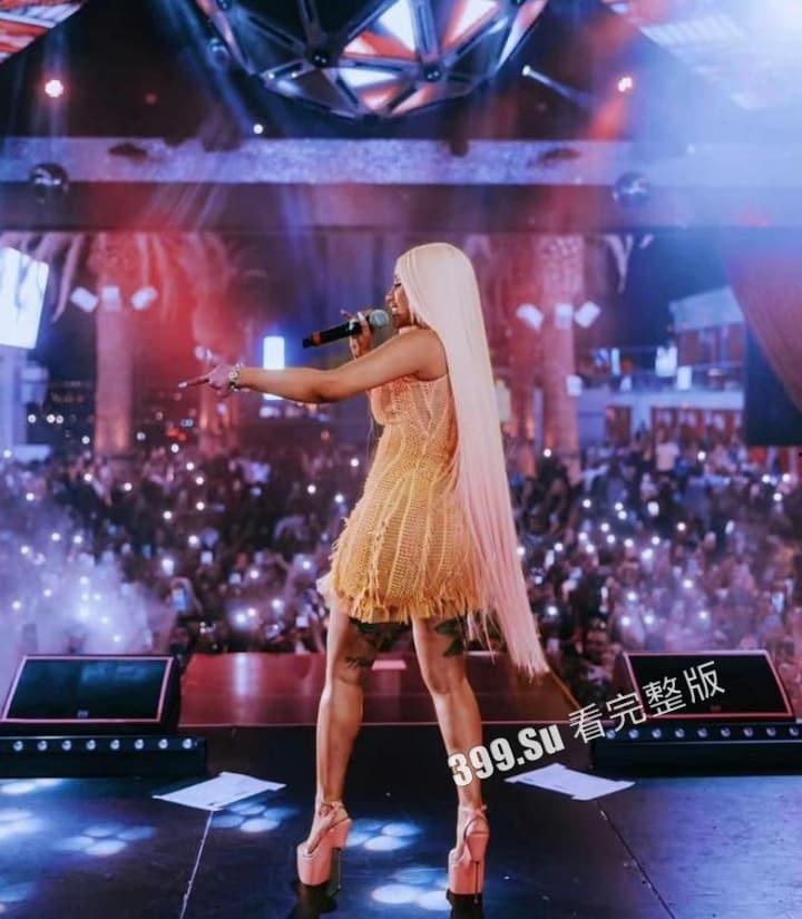 美国说唱顶流：CardiB卡老师 继丢话筒上热搜后又因演出现场没穿内裤露出而上热搜~ 她逼你看了吗？  第3张