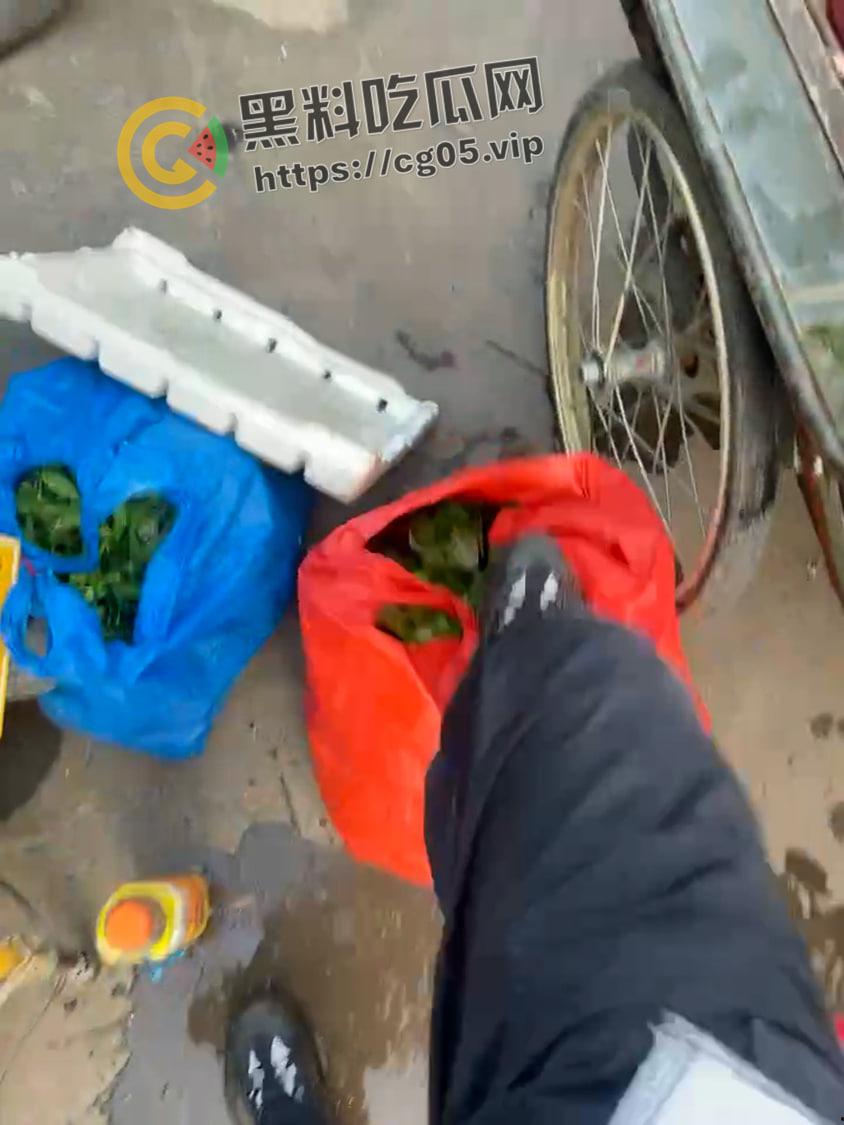 曝光畜生！名为【孙奥】的城管义工在浙江湖州南浔区旧馆塘南农贸市场踩踏卖菜老人蔬菜 嚣张至极 声称曾抽打老人耳光并让其下跪  现个人信息全部曝光 第10张