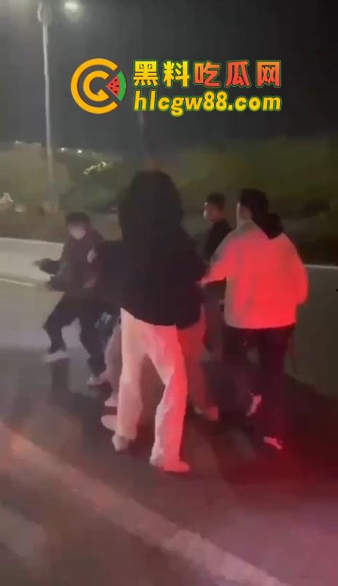 普宁盛产精神小伙，精神小伙又疯了？刀仔砍人血溅街头，这回不是社会摇，是进局子摇！  第6张