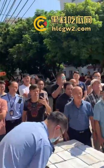 佛山大墩村网红对峙贪官！【怂仔不怂了】与梁主任红酒事件闹得沸沸扬扬，网友撑怂仔买酒助力！  第13张