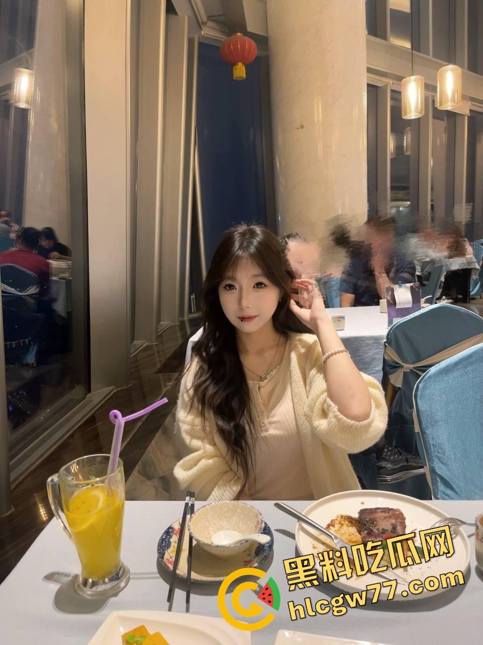 南昌传媒学院极品骚女【江婉璃】喷水到床垫透底，小穴撑成屌模，全校走一圈淫水一路滴！  第1张