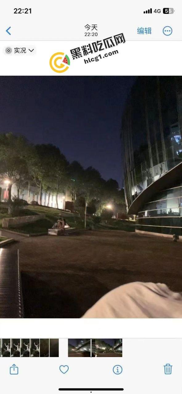 贵州开放大学 饥饿小情侣 图书馆门口女上位骑乘 被偷拍全校吃瓜  第1张