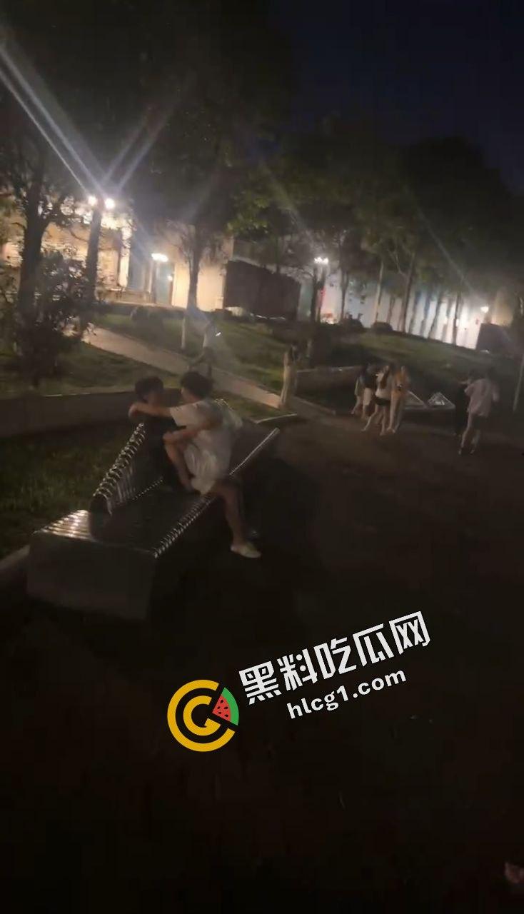 贵州开放大学 饥饿小情侣 图书馆门口女上位骑乘 被偷拍全校吃瓜  第2张