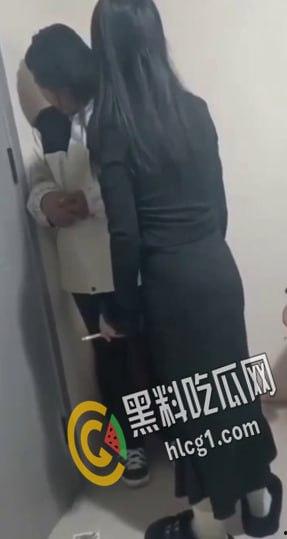 “说话呀 你他妈要死啦？”一帮精神小太妹合伙把老实人骗到楼道角落里围殴暴打 拳脚相加 下手狠毒  第3张