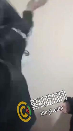 “说话呀 你他妈要死啦？”一帮精神小太妹合伙把老实人骗到楼道角落里围殴暴打 拳脚相加 下手狠毒  第4张