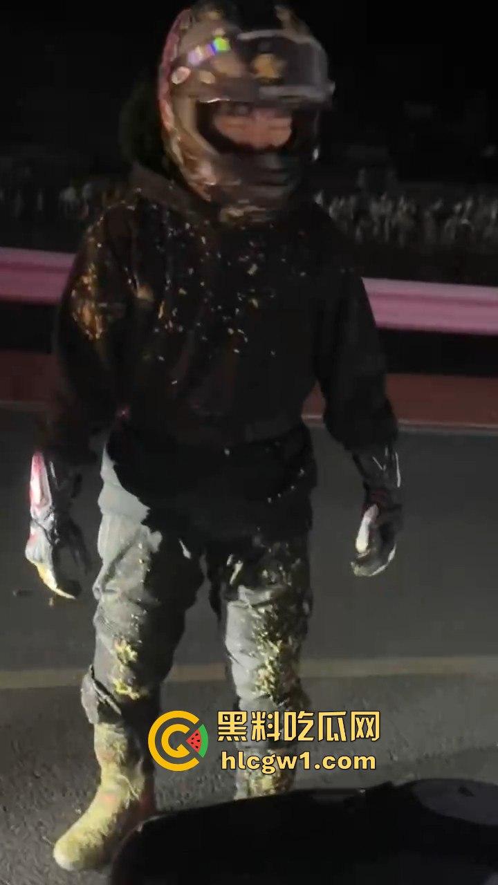 贵阳市骑龙村炸街摩托被村民用大粪封路！网红公路摩托压弯烧胎秀太吵，村民怒出奇招制止！  第5张