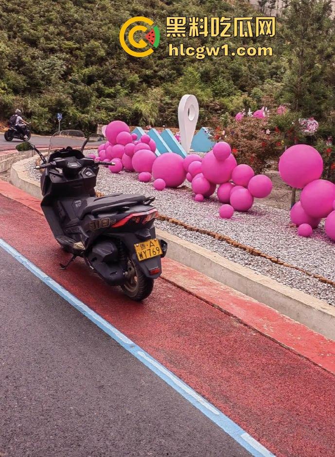 贵阳市骑龙村炸街摩托被村民用大粪封路！网红公路摩托压弯烧胎秀太吵，村民怒出奇招制止！  第8张