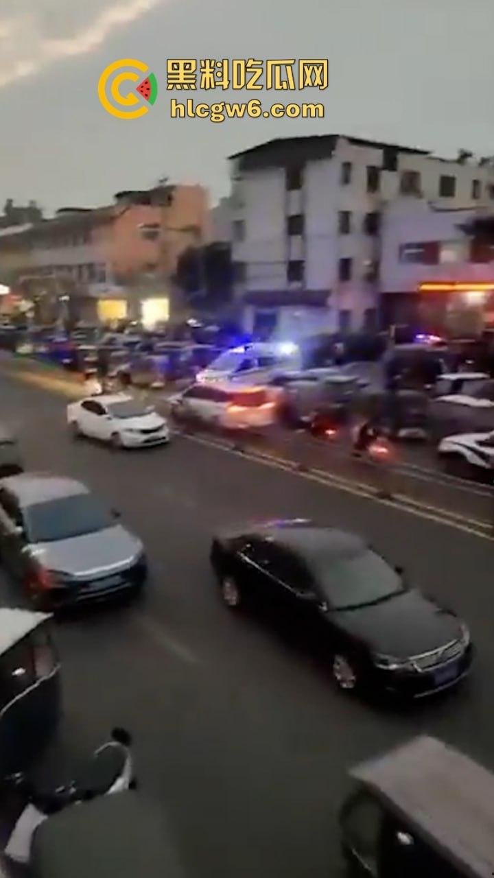 河南平顶山宝丰县奥迪变坦克疯狂碾压路人 四小学校多名学生受伤 家长崩溃场面失控 现场实拍流出  第5张