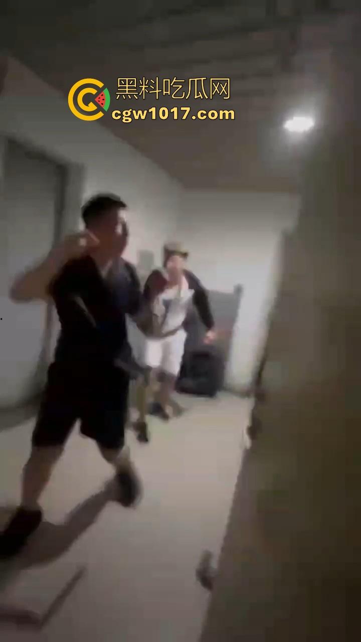 纹身的也不过如此嘛！来到精神小伙地盘，该挨打还是得乖乖老实挨打，一拳一脚直击头部，浑身是血极其惨烈！  第2张