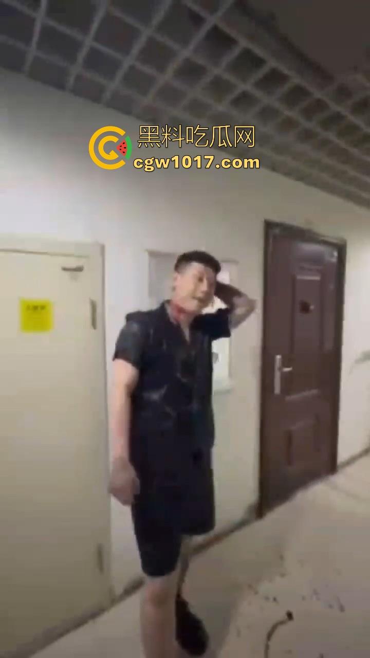 纹身的也不过如此嘛！来到精神小伙地盘，该挨打还是得乖乖老实挨打，一拳一脚直击头部，浑身是血极其惨烈！  第4张