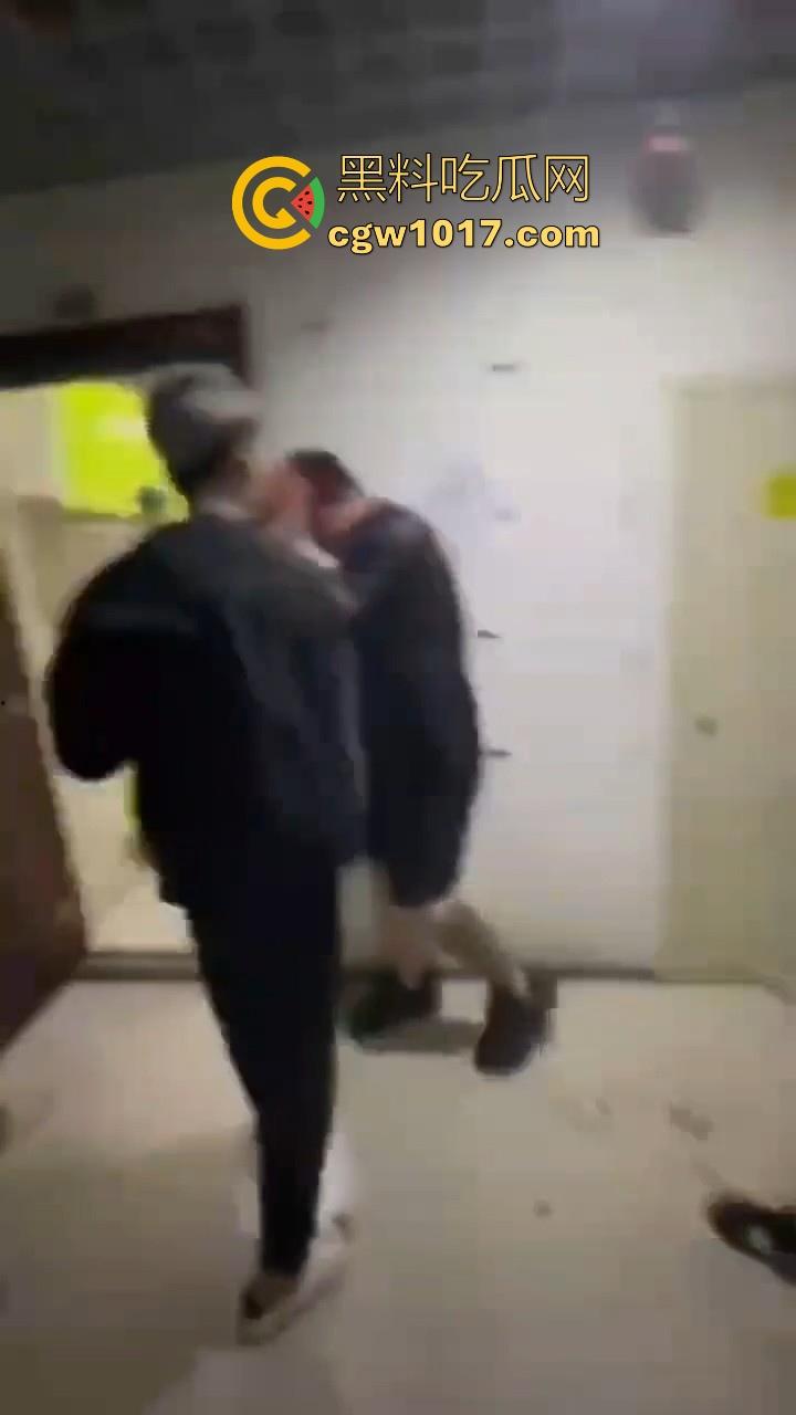 纹身的也不过如此嘛！来到精神小伙地盘，该挨打还是得乖乖老实挨打，一拳一脚直击头部，浑身是血极其惨烈！  第6张