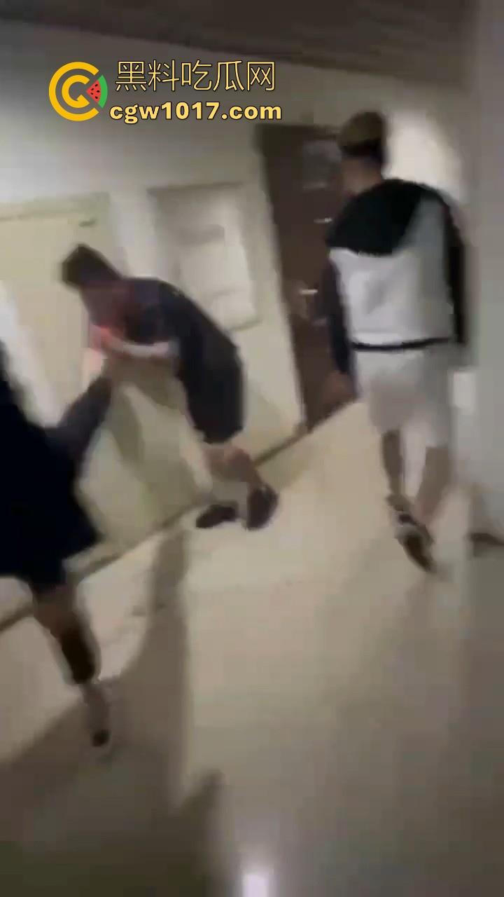 纹身的也不过如此嘛！来到精神小伙地盘，该挨打还是得乖乖老实挨打，一拳一脚直击头部，浑身是血极其惨烈！  第8张