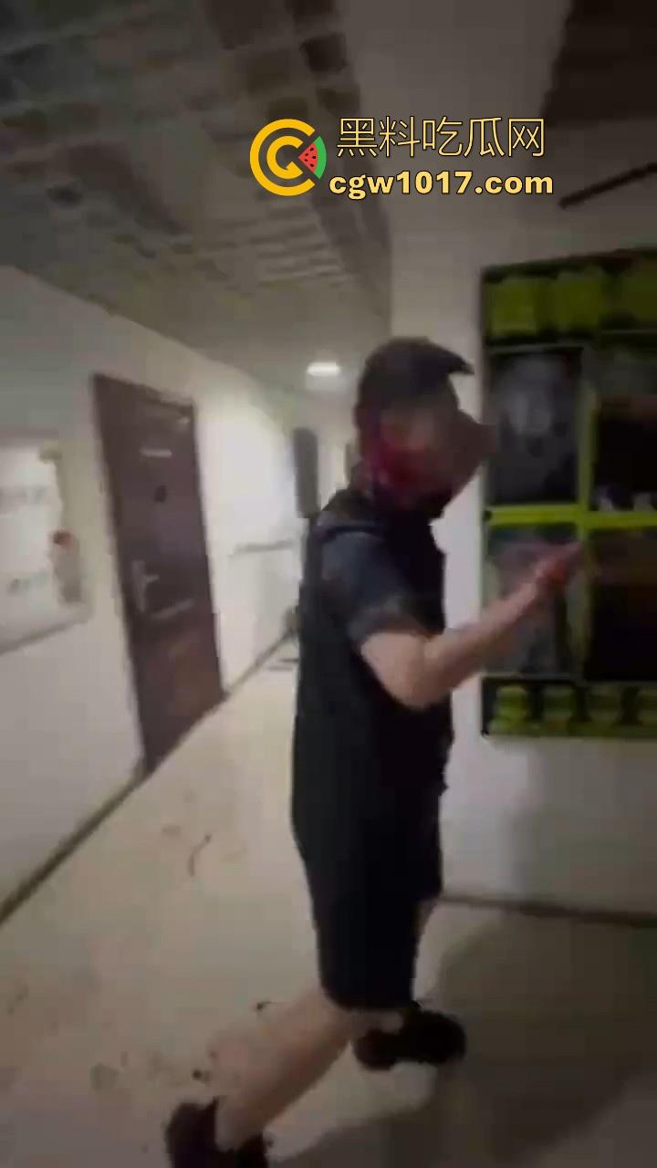 纹身的也不过如此嘛！来到精神小伙地盘，该挨打还是得乖乖老实挨打，一拳一脚直击头部，浑身是血极其惨烈！  第9张