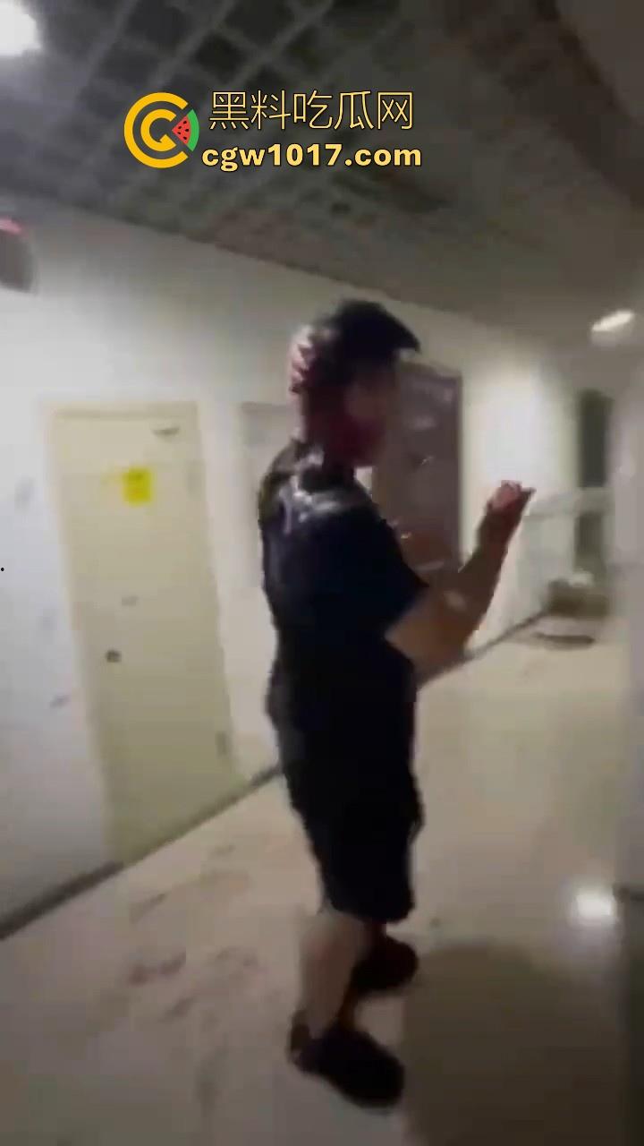 纹身的也不过如此嘛！来到精神小伙地盘，该挨打还是得乖乖老实挨打，一拳一脚直击头部，浑身是血极其惨烈！  第10张