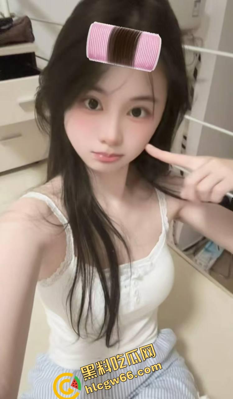 火车卧铺偷拍红内裤嫩妹，裤衩勒紧嫩缝露馅，掀裙偷看白腿夹得人心痒痒，这骚货睡梦中都欠干得要命！  第1张