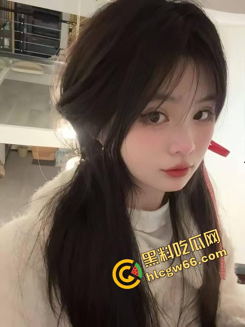 火车卧铺偷拍红内裤嫩妹，裤衩勒紧嫩缝露馅，掀裙偷看白腿夹得人心痒痒，这骚货睡梦中都欠干得要命！  第3张