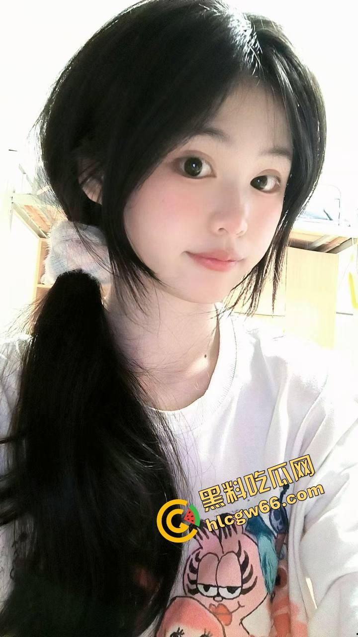 火车卧铺偷拍红内裤嫩妹，裤衩勒紧嫩缝露馅，掀裙偷看白腿夹得人心痒痒，这骚货睡梦中都欠干得要命！  第6张