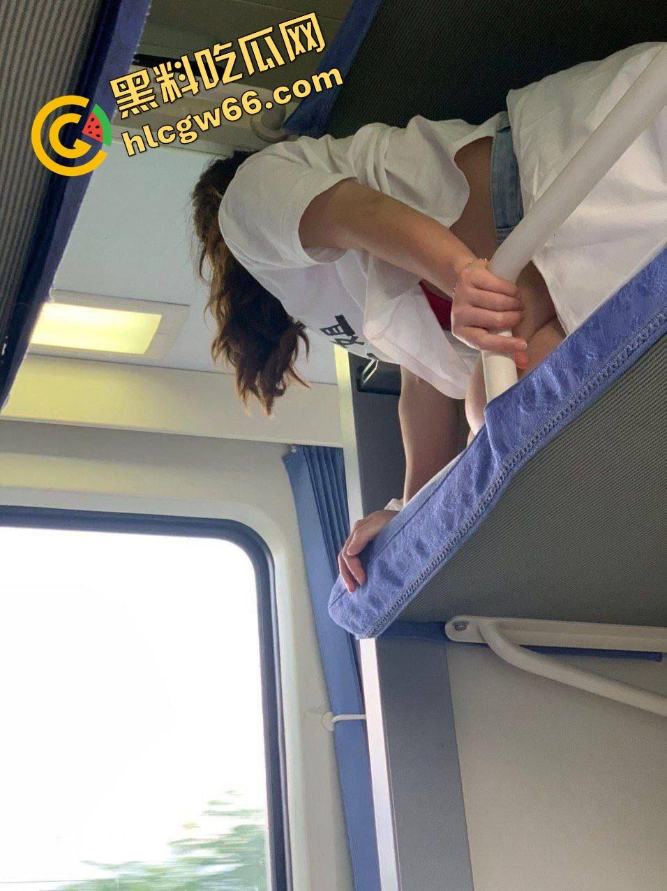 火车卧铺偷拍红内裤嫩妹，裤衩勒紧嫩缝露馅，掀裙偷看白腿夹得人心痒痒，这骚货睡梦中都欠干得要命！  第8张