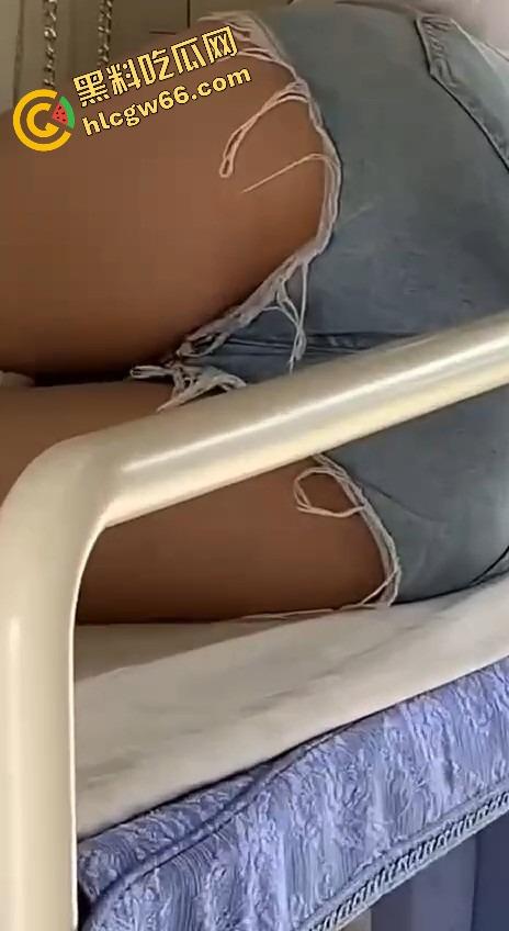 火车卧铺偷拍红内裤嫩妹，裤衩勒紧嫩缝露馅，掀裙偷看白腿夹得人心痒痒，这骚货睡梦中都欠干得要命！  第9张