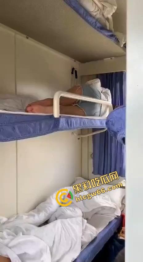 火车卧铺偷拍红内裤嫩妹，裤衩勒紧嫩缝露馅，掀裙偷看白腿夹得人心痒痒，这骚货睡梦中都欠干得要命！  第11张