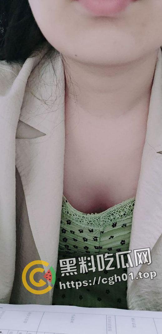 广州少妇【刘芸清】婚内欲求不满 寂寞难耐的骚母狗  小穴胶粘的自拍发给网友遭流出 第4张