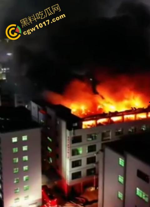 惠州博罗县服装厂夜晚突发惊天大火！火光冲天，浓烟滚滚，勇士们殊死搏斗灭火，祈祷平安归来！  第2张
