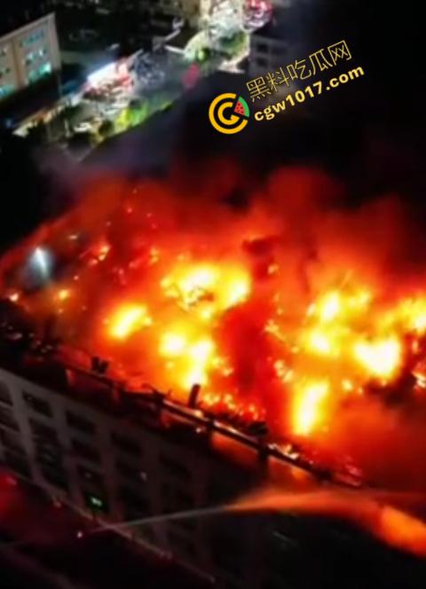 惠州博罗县服装厂夜晚突发惊天大火！火光冲天，浓烟滚滚，勇士们殊死搏斗灭火，祈祷平安归来！  第3张