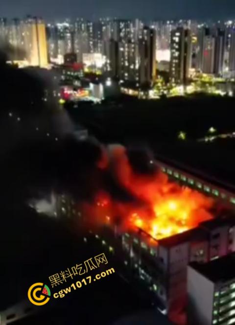 惠州博罗县服装厂夜晚突发惊天大火！火光冲天，浓烟滚滚，勇士们殊死搏斗灭火，祈祷平安归来！  第4张