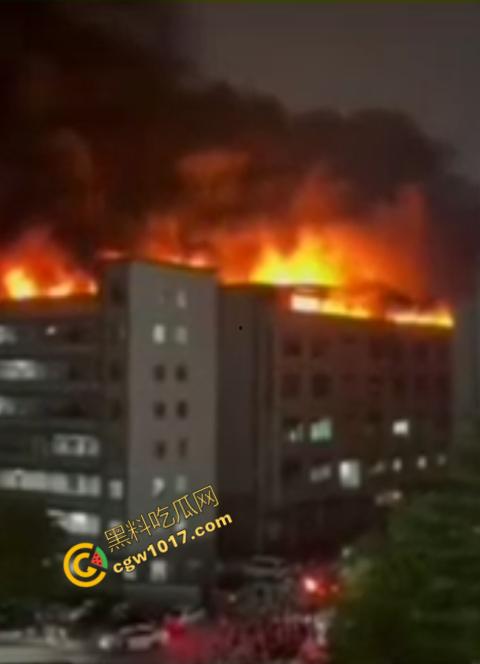惠州博罗县服装厂夜晚突发惊天大火！火光冲天，浓烟滚滚，勇士们殊死搏斗灭火，祈祷平安归来！  第5张