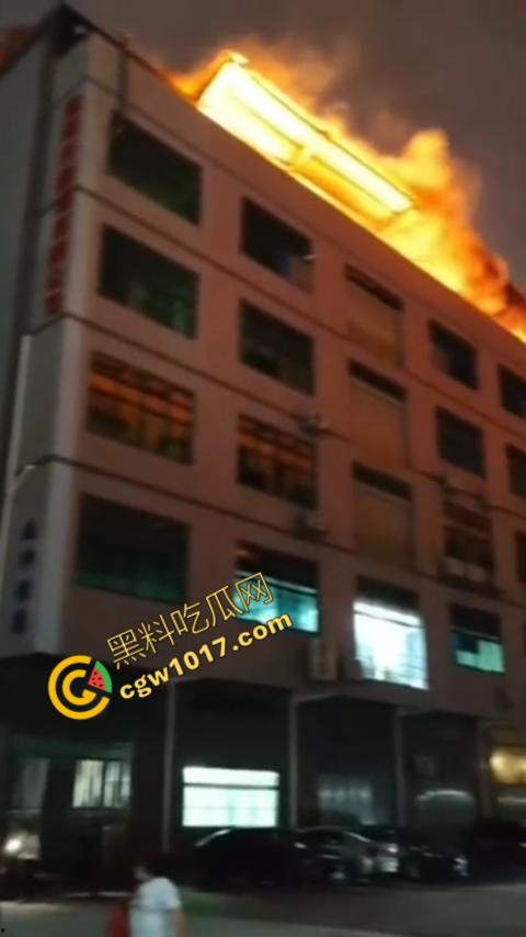 惠州博罗县服装厂夜晚突发惊天大火！火光冲天，浓烟滚滚，勇士们殊死搏斗灭火，祈祷平安归来！  第9张