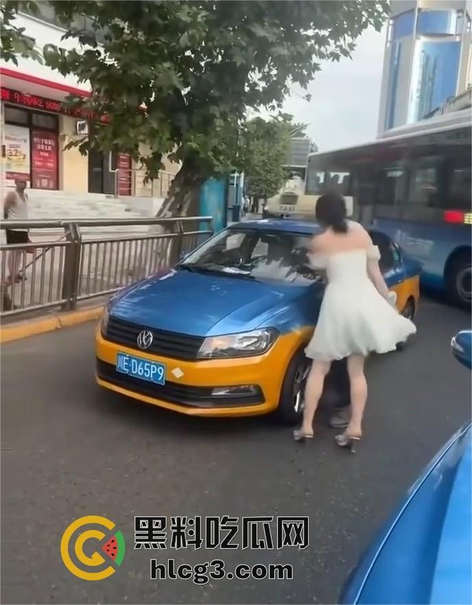 醉酒女在四川泸州的疯狂暴走：出租车司机和警察双重袭击，最终被送派出所的完整经过！  第7张