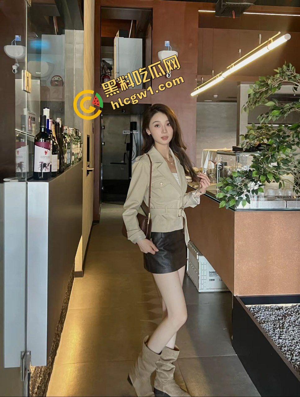 抖音带货小网红骚鸡『一只杨蹄』修长筷子腿甜妹 金链大哥花式后入！独家曝光流出！  第3张