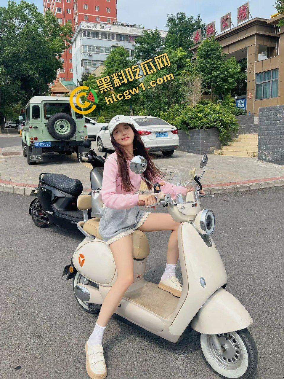 抖音带货小网红骚鸡『一只杨蹄』修长筷子腿甜妹 金链大哥花式后入！独家曝光流出！  第4张