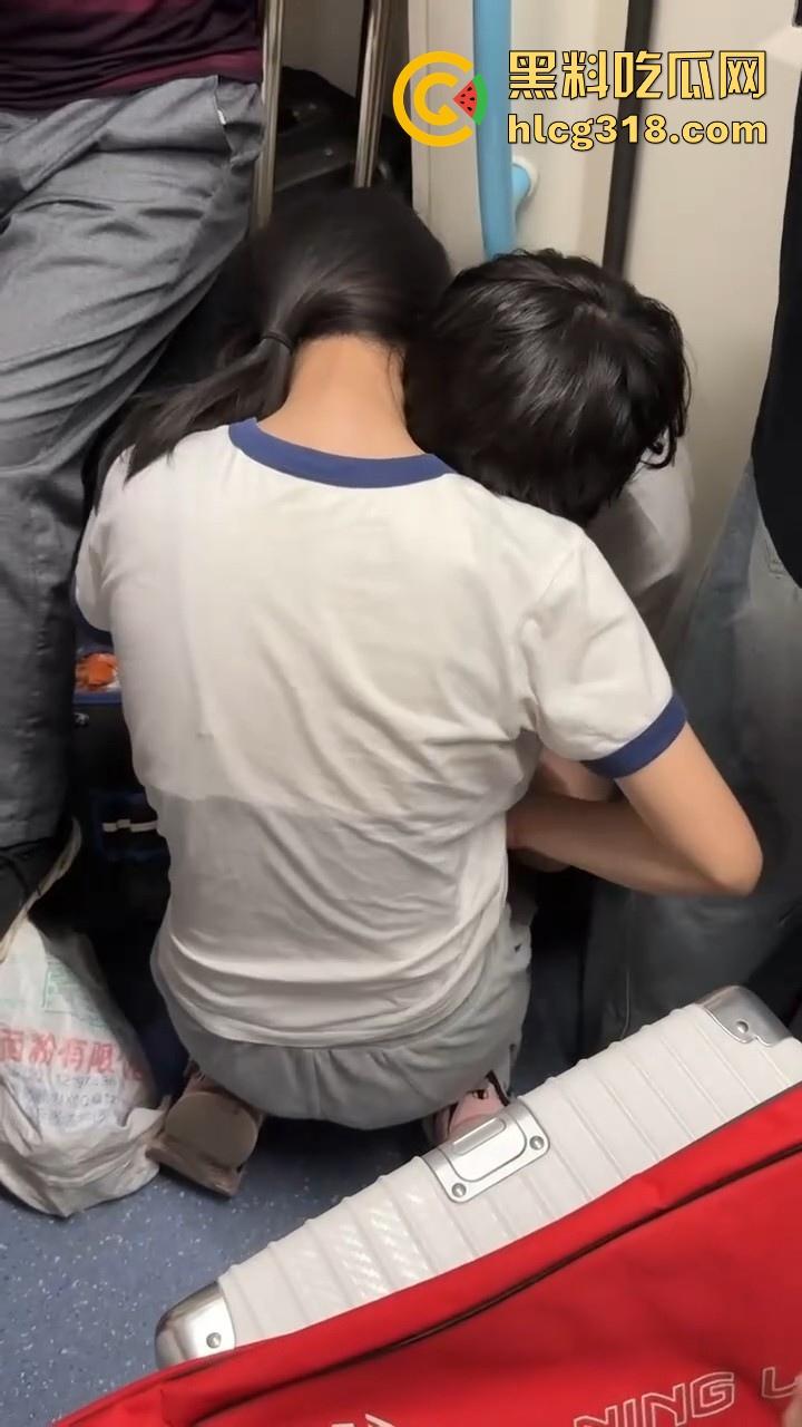 上海地铁小情侣当众热吻打飞机，激情缠绵旁若无人，看来是饥渴，都快现场做起来了！  第2张