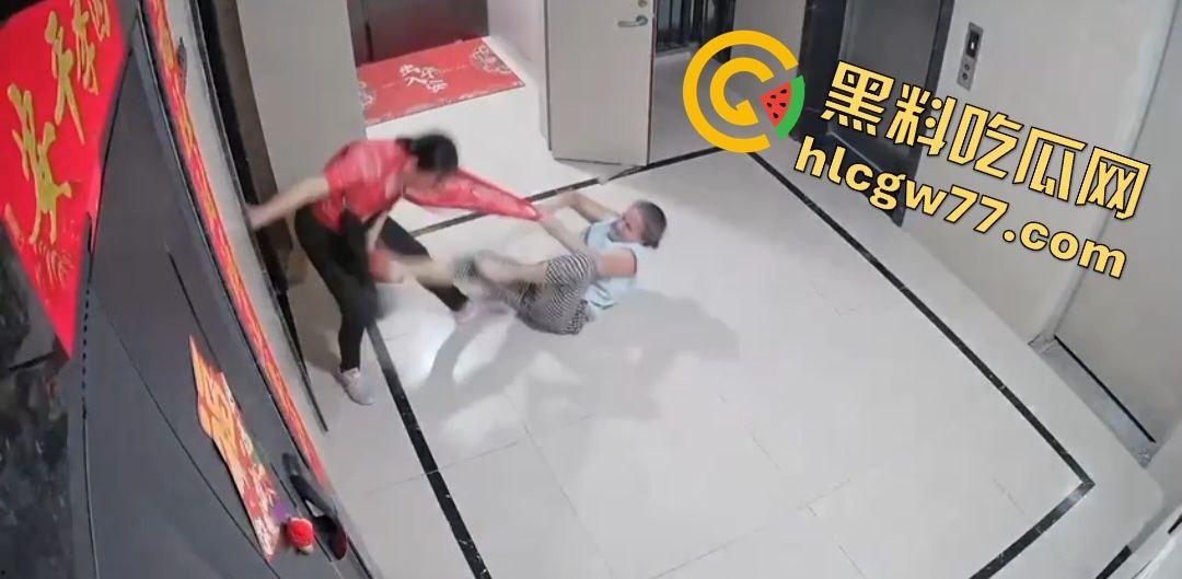 青岛阳光水岸疯老太夜袭邻居，老人被揍成猪头，监控曝变态暴行！  第2张