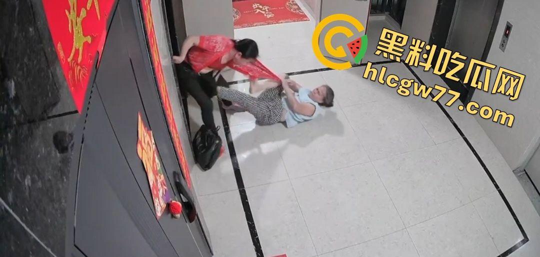 青岛阳光水岸疯老太夜袭邻居，老人被揍成猪头，监控曝变态暴行！  第5张