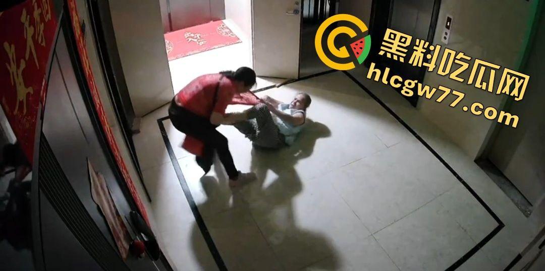 青岛阳光水岸疯老太夜袭邻居，老人被揍成猪头，监控曝变态暴行！  第7张