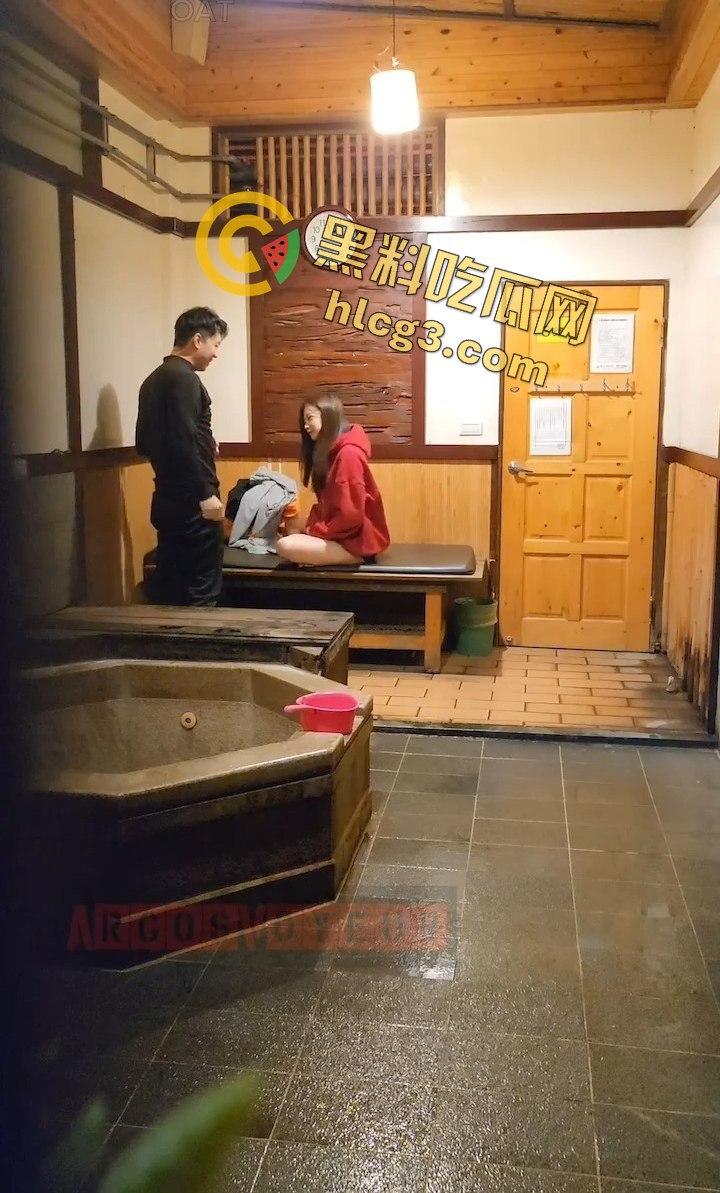 台湾私人温泉旅馆大尺度泄密！情侣洗澡疯狂打炮，俩大奶少妇在一旁调情摸奶！  第4张