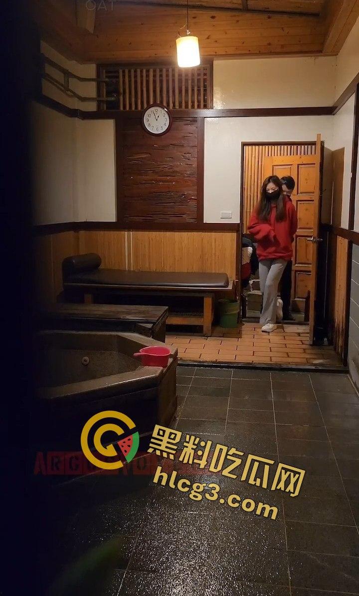 台湾私人温泉旅馆大尺度泄密！情侣洗澡疯狂打炮，俩大奶少妇在一旁调情摸奶！  第6张