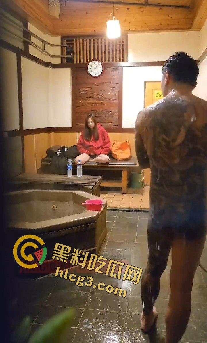 台湾私人温泉旅馆大尺度泄密！情侣洗澡疯狂打炮，俩大奶少妇在一旁调情摸奶！  第9张