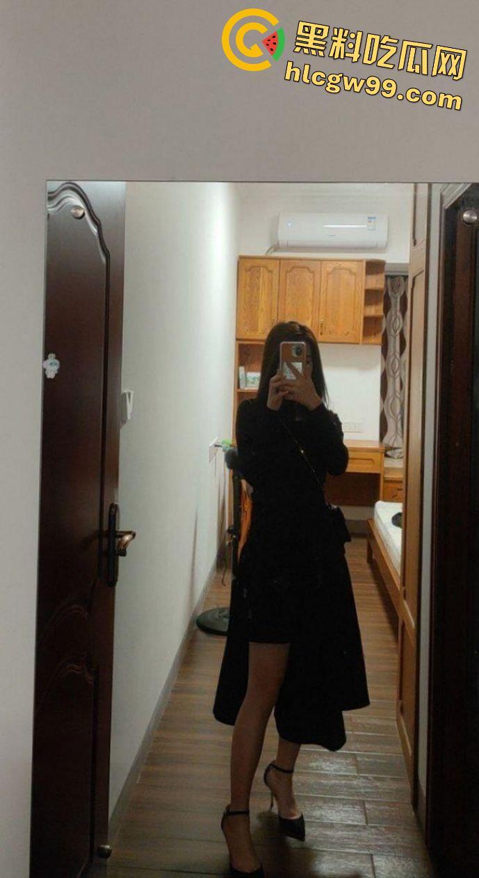 重庆OL反差露脸女职员【张秋月】被主人各种调教视图泄密，婚纱捆绑口塞踩头当狗玩  第2张